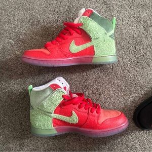 Dunk high strawberry size 8